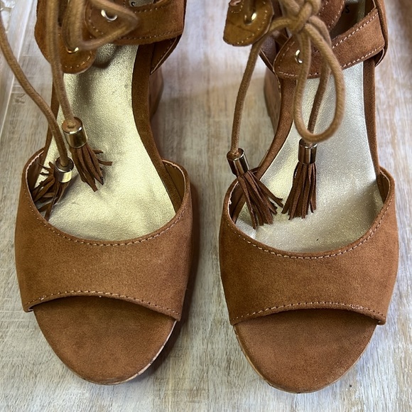 G BY GUESS Ankle lace up wedge Color is Chestnut Brown size 6 1/2M Brand New! - Picture 6 of 8